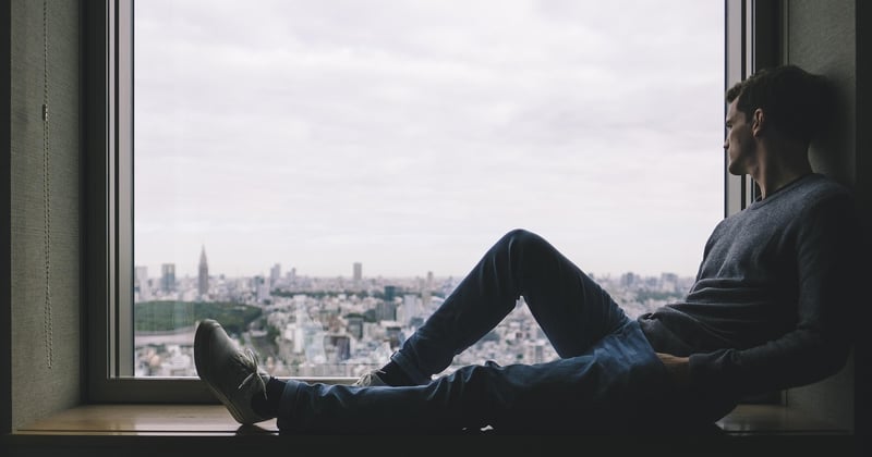 Rencontrer des locaux en voyage solo : 10 astuces qui changent tout
