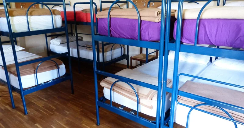 Auberge, chambre privée ou coliving : que choisir quand on voyage seul
