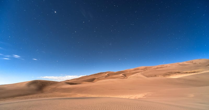 Où observer les étoiles en famille dans le désert : 7 spots magiques